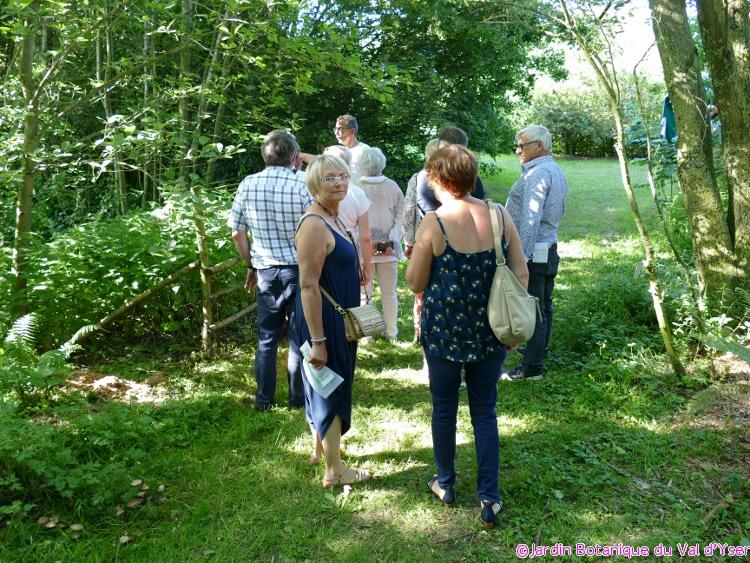 Groupe de visiteurs dans le jardin juin 2018