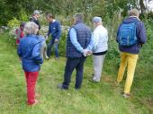 Groupe de visiteurs dans le jardin