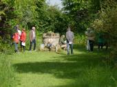 Groupe de visiteurs dans le jardin 