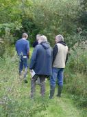 Groupe de visiteurs dans le jardin